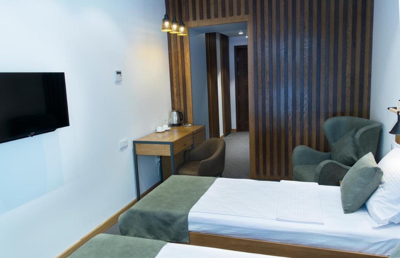 R&R Hotel Erevan Esterno foto