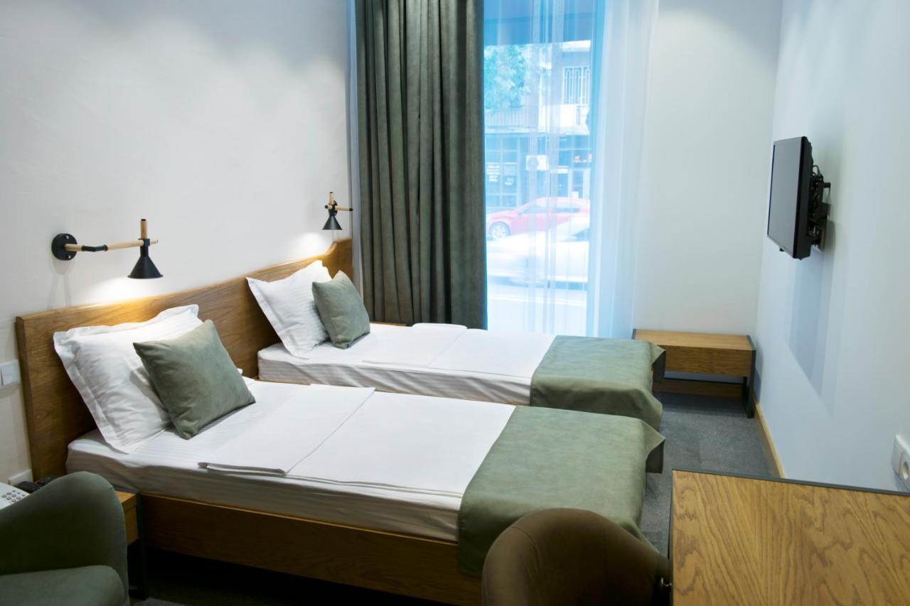 R&R Hotel Erevan Esterno foto